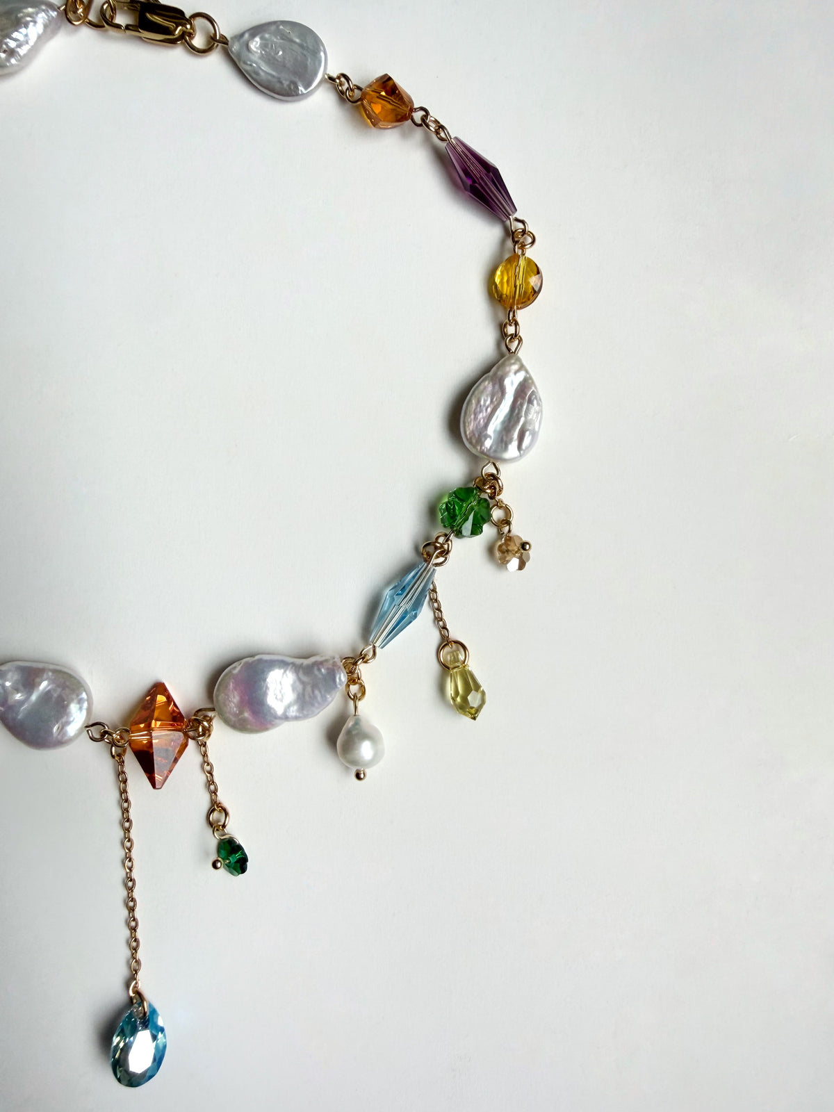 Collier de perles baroques et de cristaux multicolores