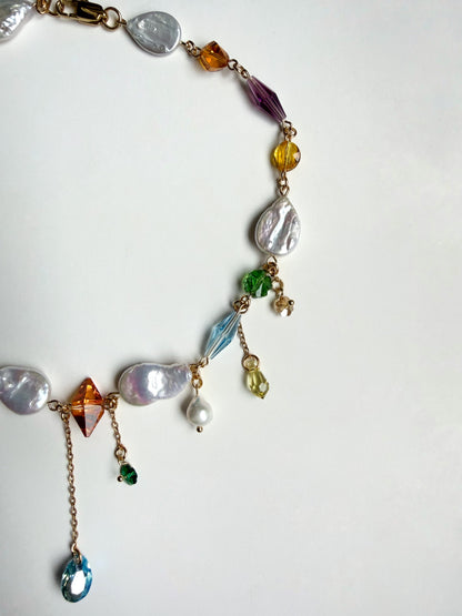 Collier de perles baroques et de cristaux multicolores
