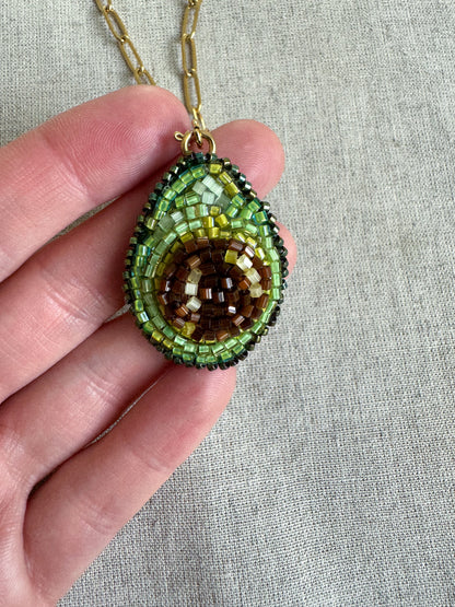 Avocado-Halskette mit Perlen bestickt