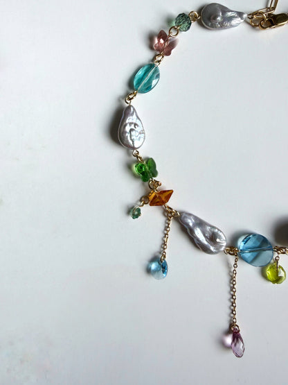 Collier de perles baroques grises et de cristaux multicolores
