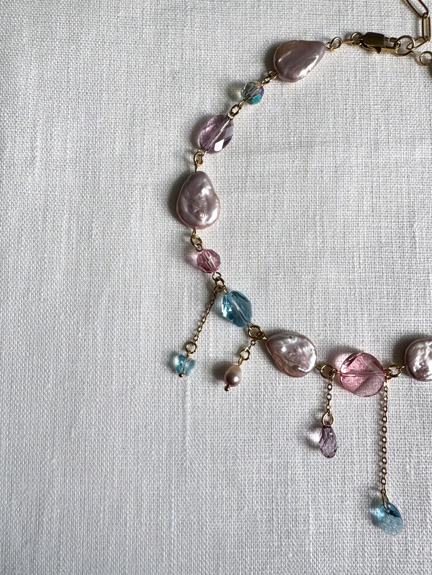 Halskette aus rosafarbenen Barockperlen und bunten Kristallen