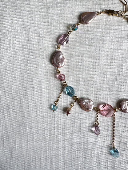 Halskette aus rosafarbenen Barockperlen und bunten Kristallen