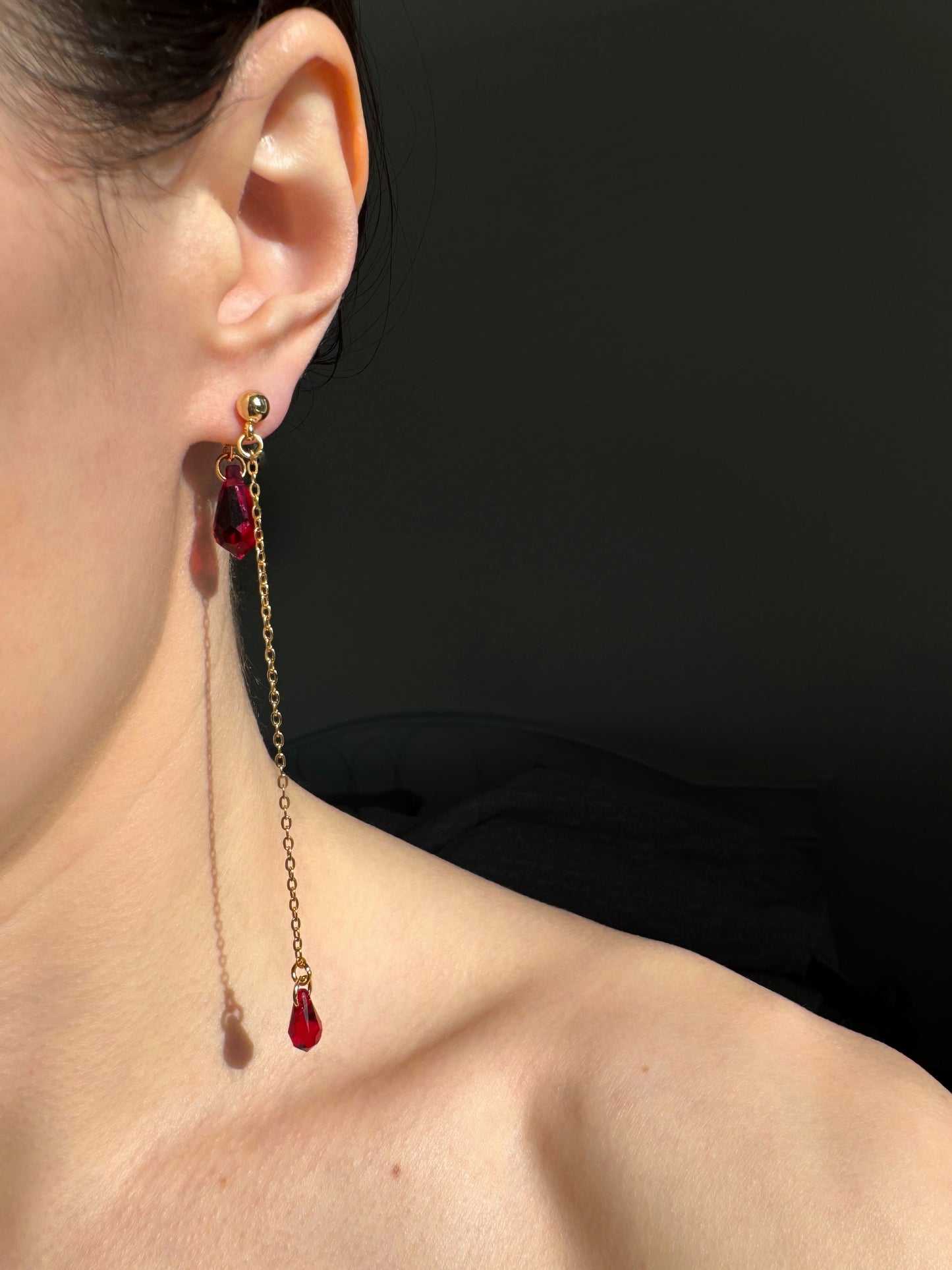 Boucles d’oreilles longues avec pendantes gouttes rouges