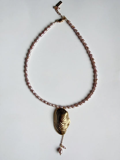 Collier de perles d’eau douce & coquillage doré
