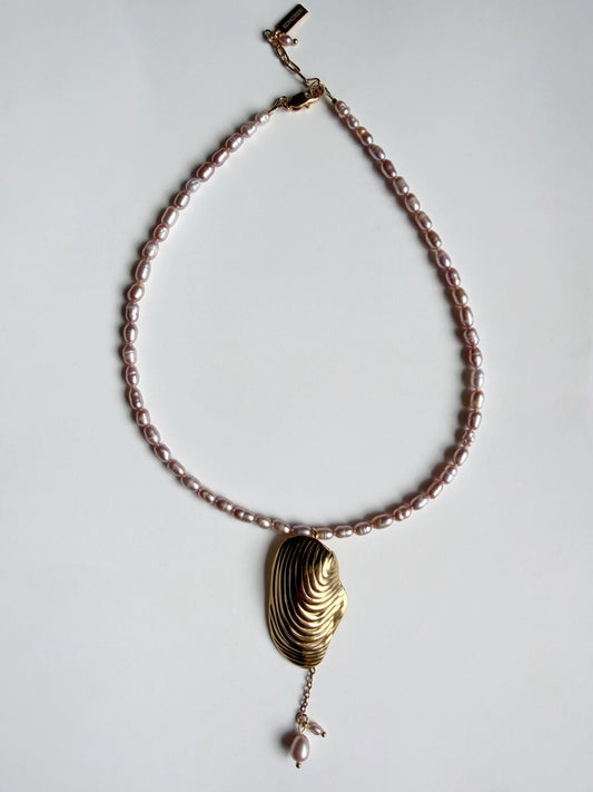Collier de perles d’eau douce & coquillage doré
