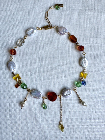 Collier de perles baroques et de cristaux multicolores