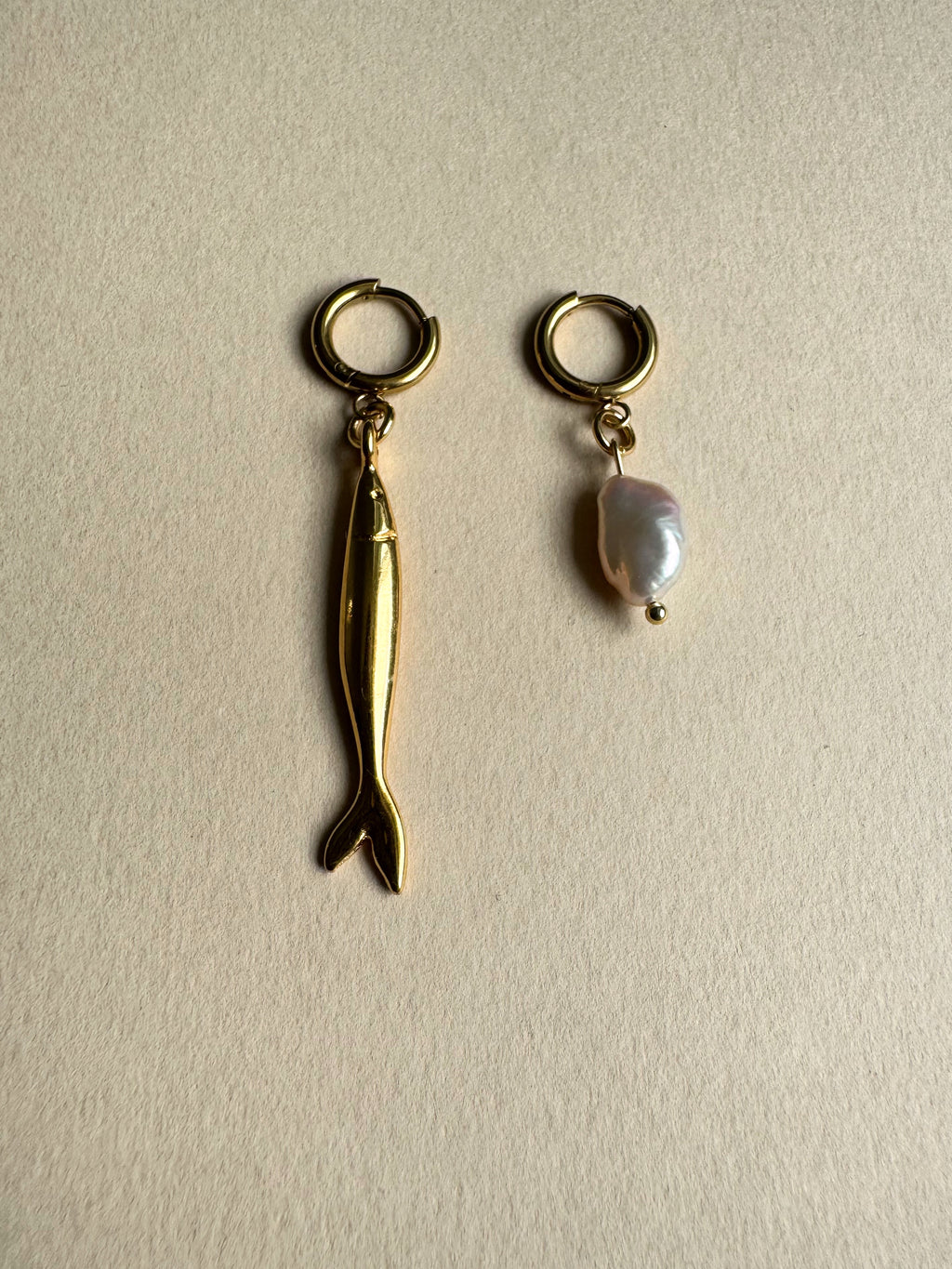 Boucles d’oreilles dépareillées Fish & Pearl