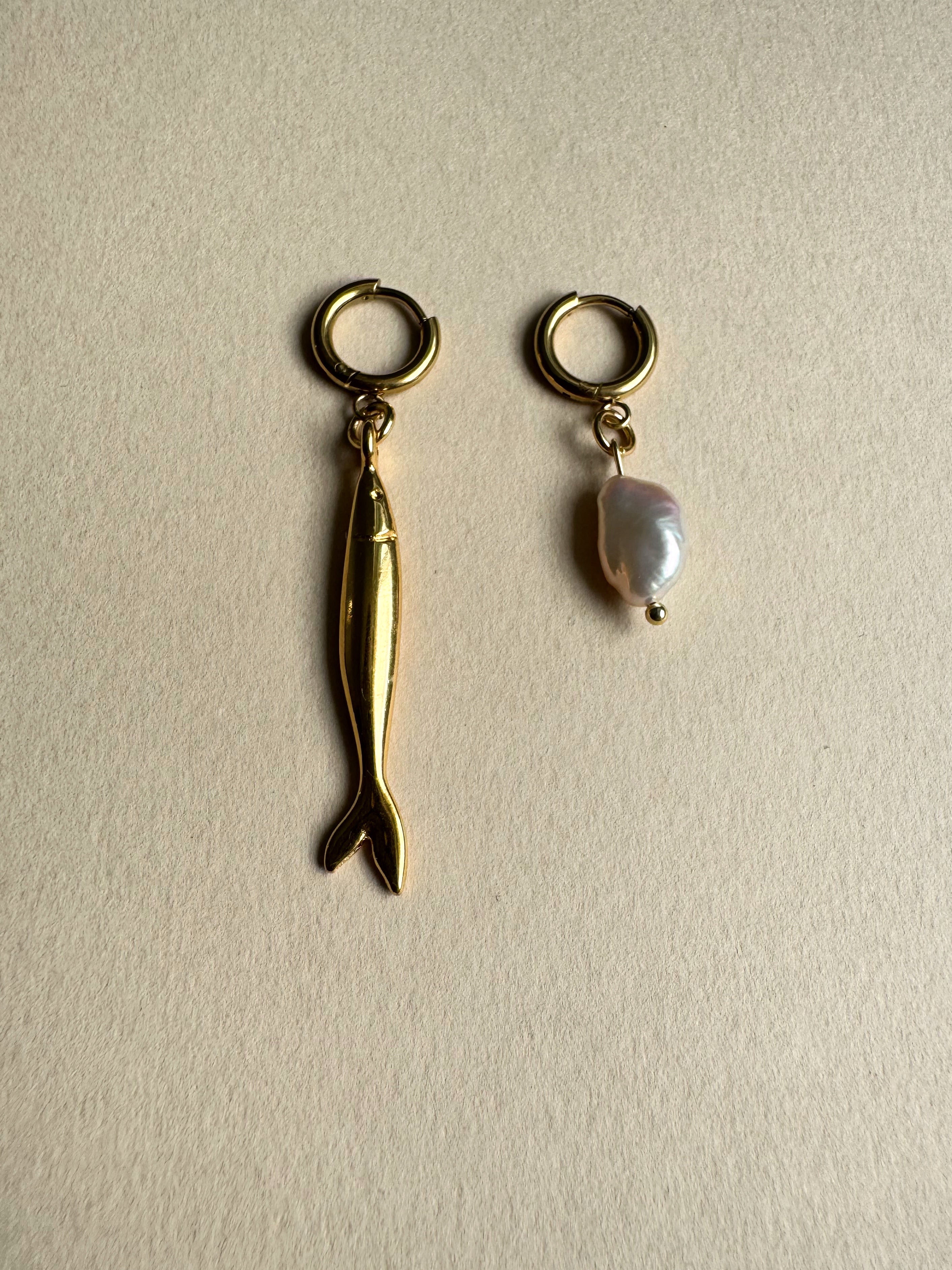 Boucles d’oreilles dépareillées Fish & Pearl