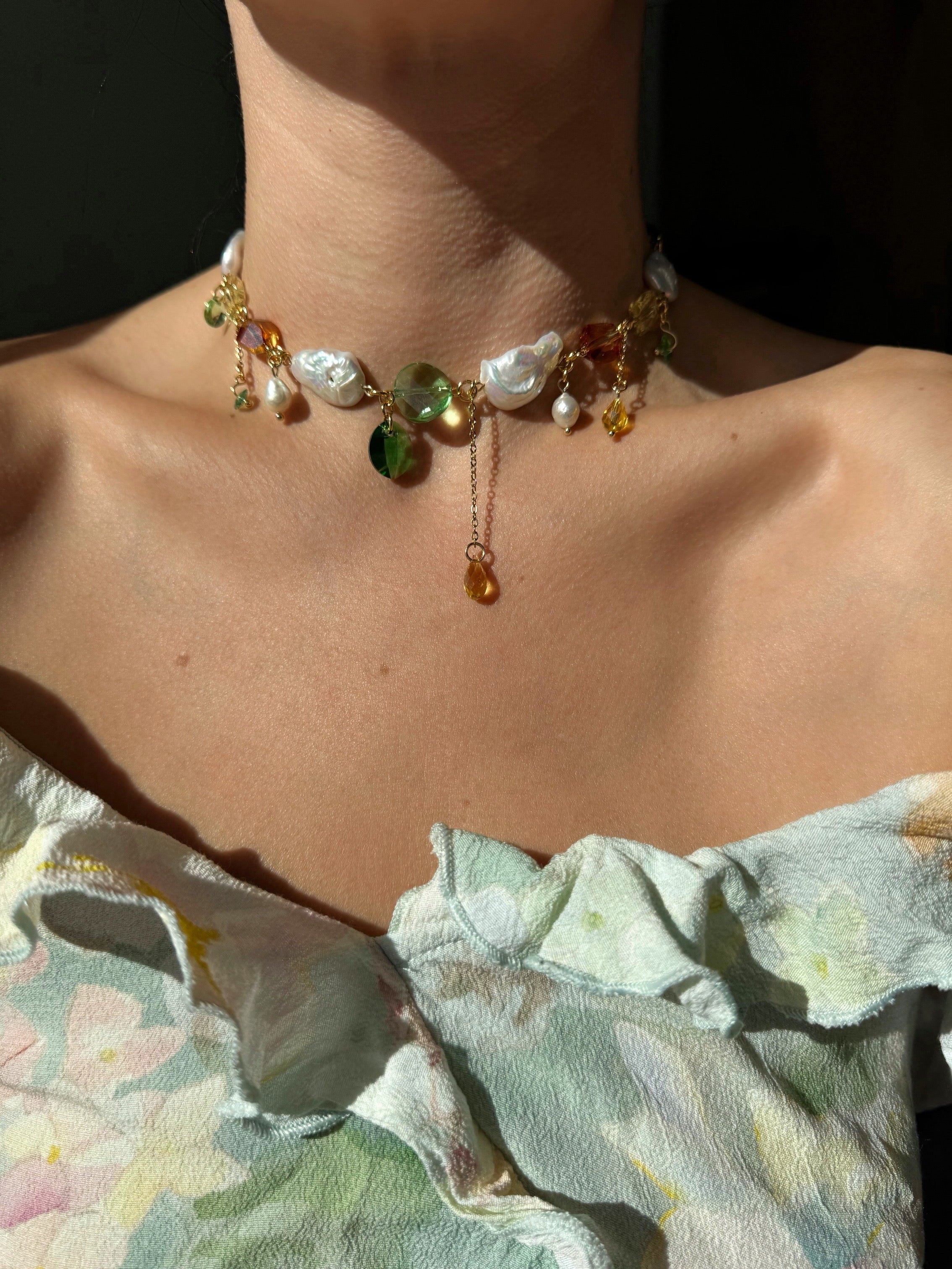 Collier de perles baroques et de cristaux multicolores