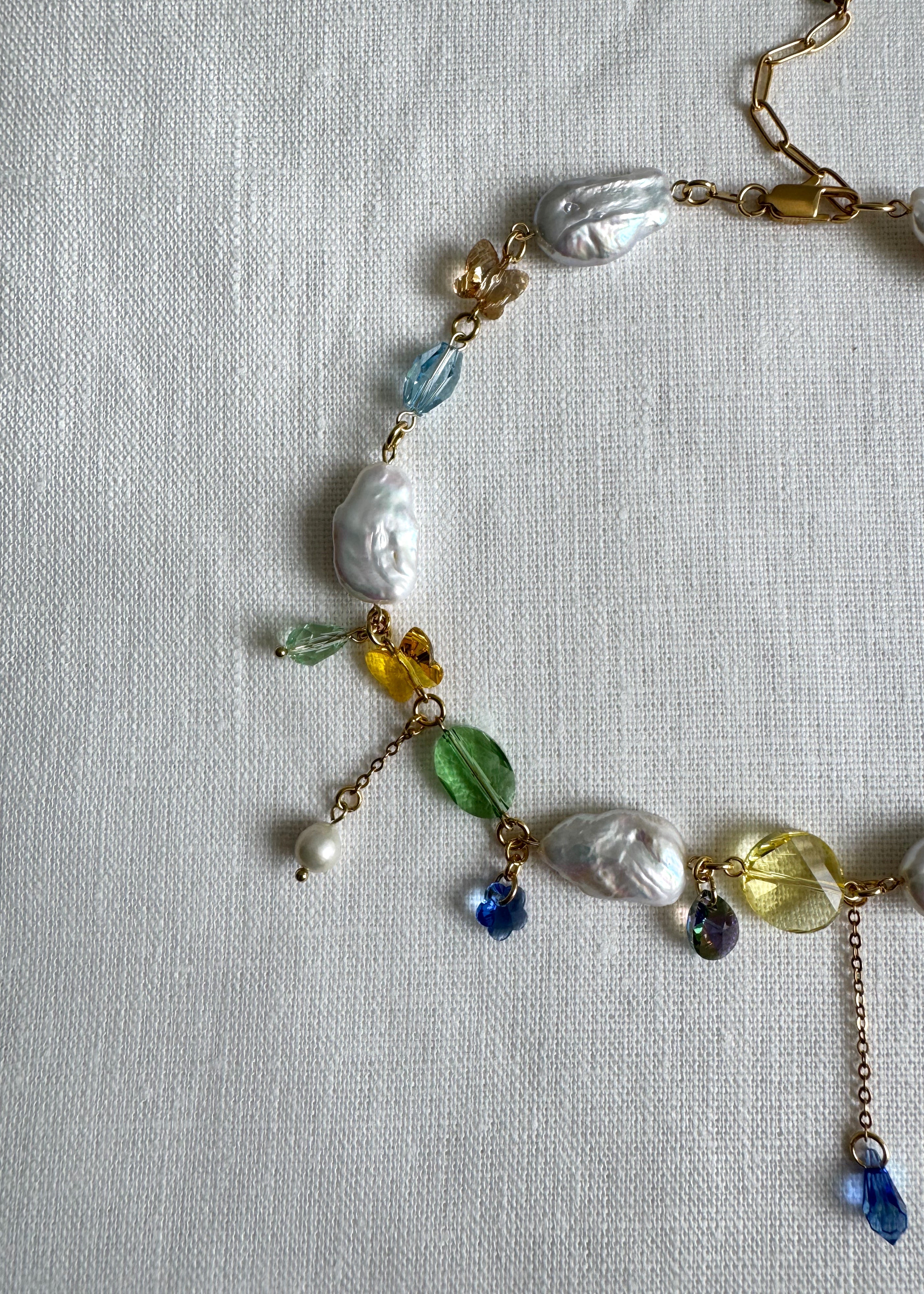 Collier de perles baroques et de cristaux multicolores