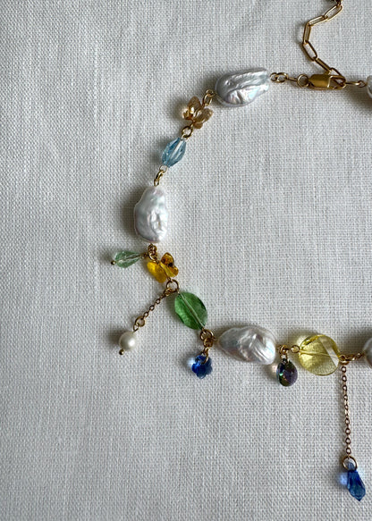 Halskette aus Barockperlen und mehrfarbigen Kristallen