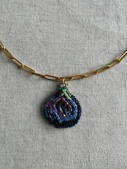 Halskette mit besticktem Feigenanhänger