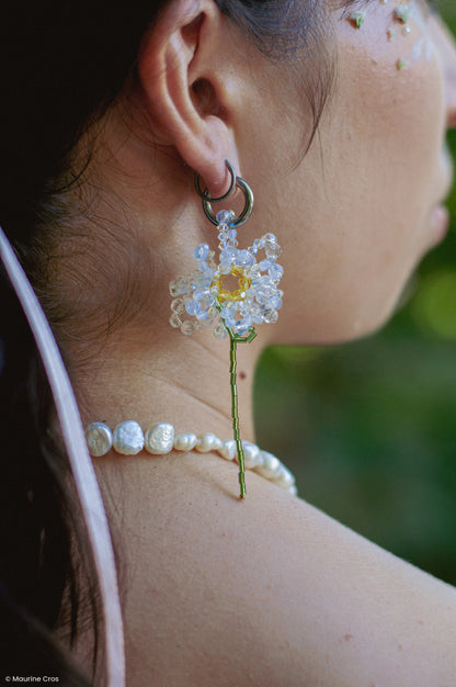 Boucles d’oreilles dépareillées marguerite