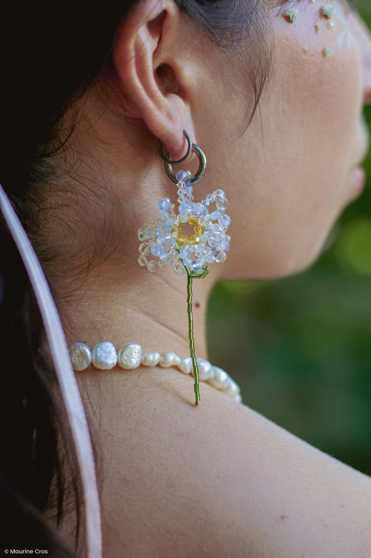Boucles d’oreilles dépareillées marguerite