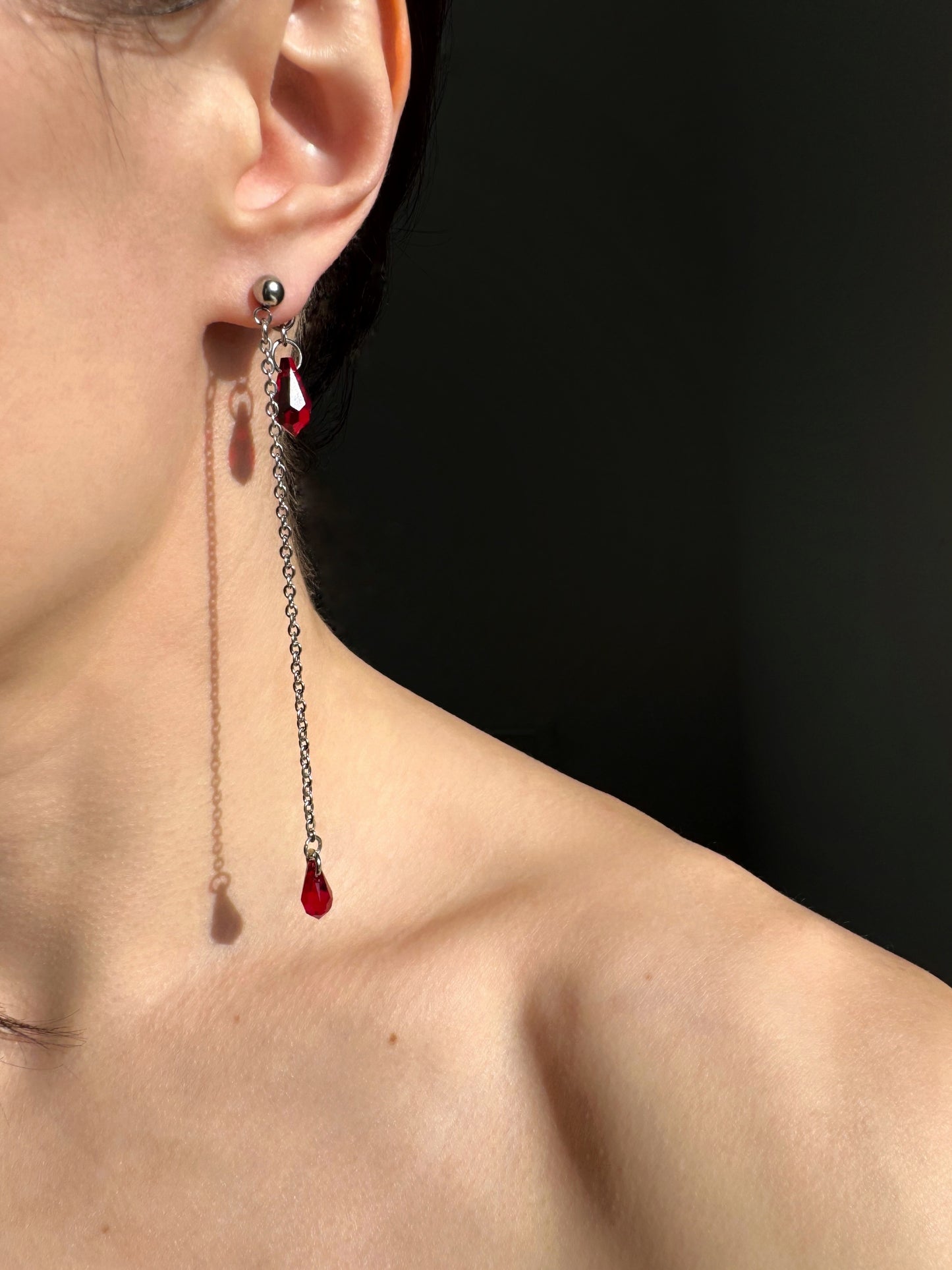 Boucles d’oreilles longues avec pendantes gouttes rouges