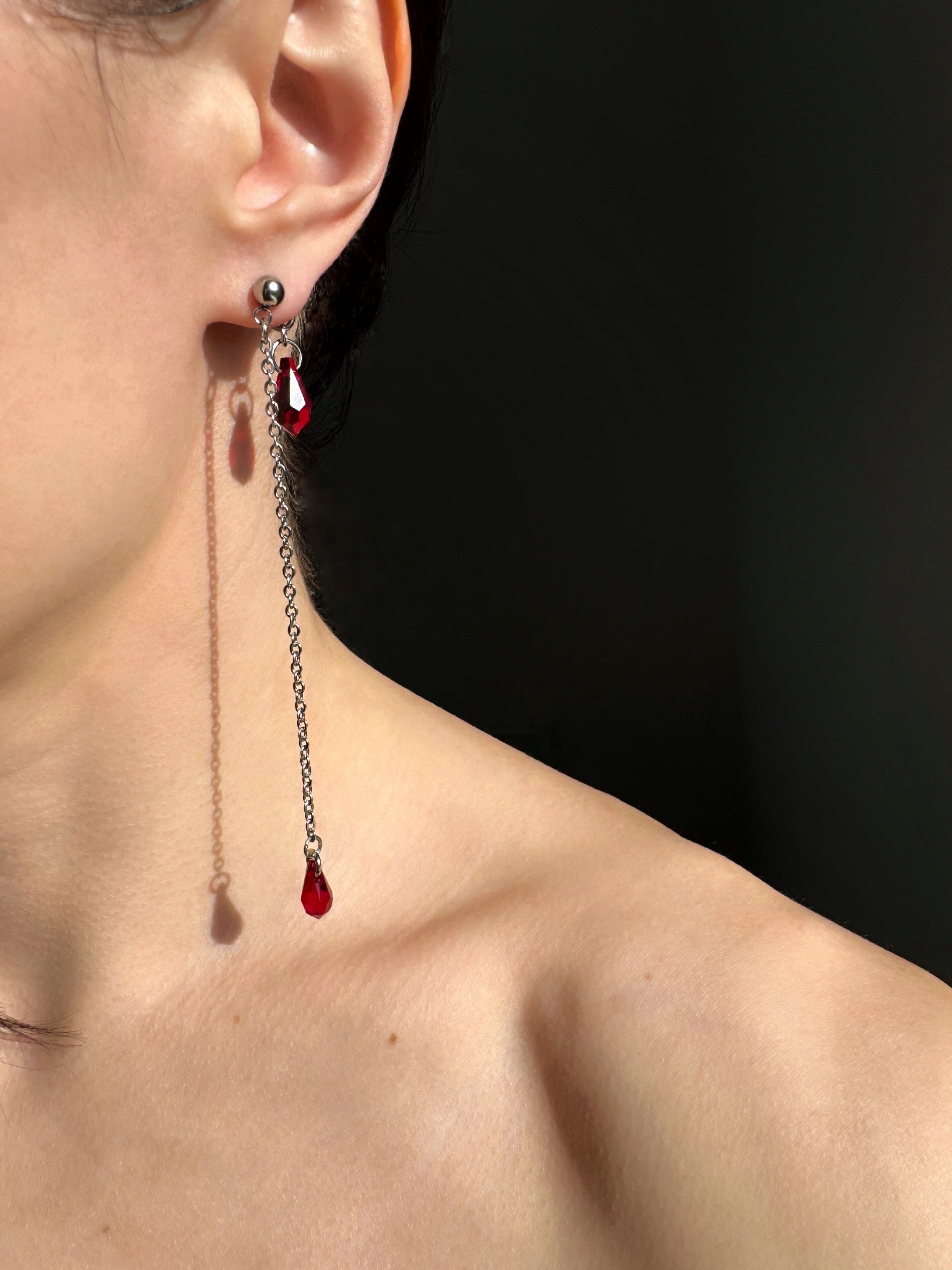 Boucles d’oreilles longues avec pendantes gouttes rouges