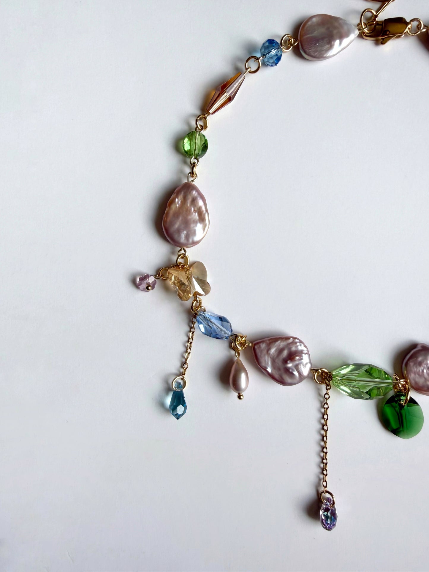 Collier de perles baroques roses et de cristaux multicolores