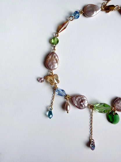 Collier de perles baroques roses et de cristaux multicolores