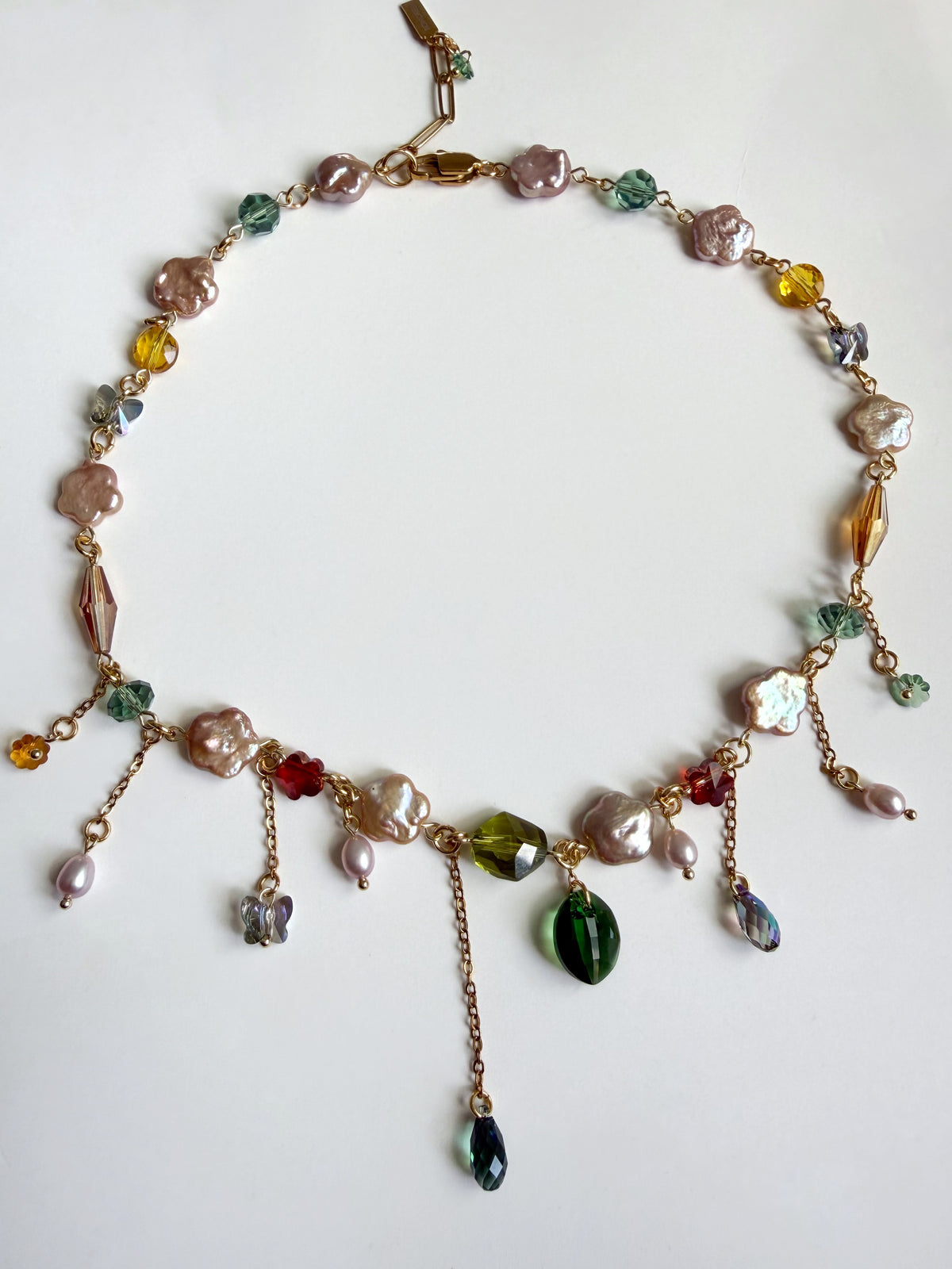 Collier de perles baroques roses et de cristaux multicolores
