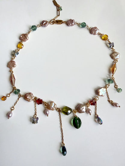 Collier de perles baroques roses et de cristaux multicolores