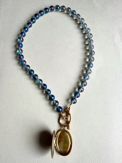Collier quartz aqua aura avec médaillon ‘Dreams Inside’
