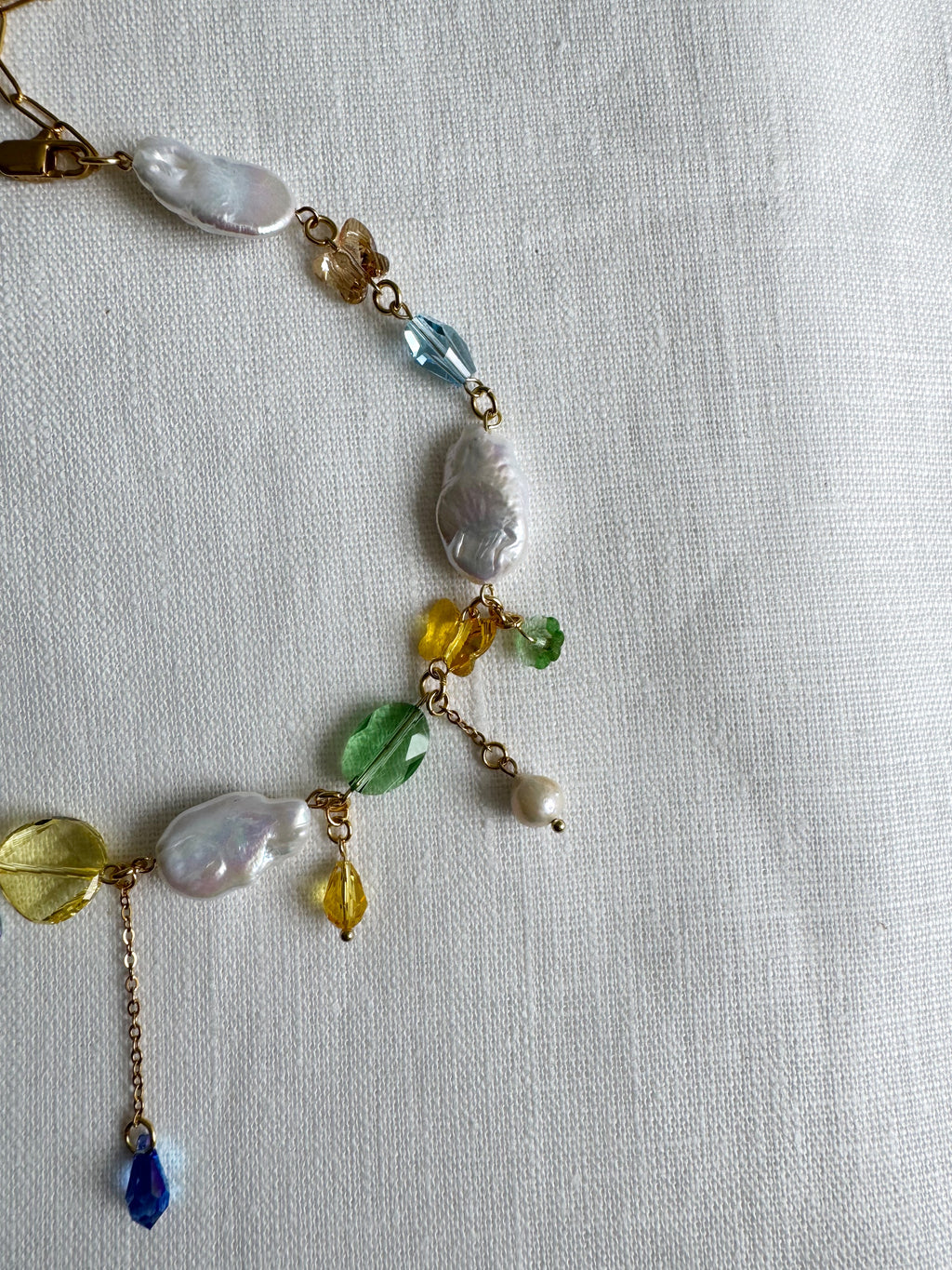 Collier de perles baroques et de cristaux multicolores