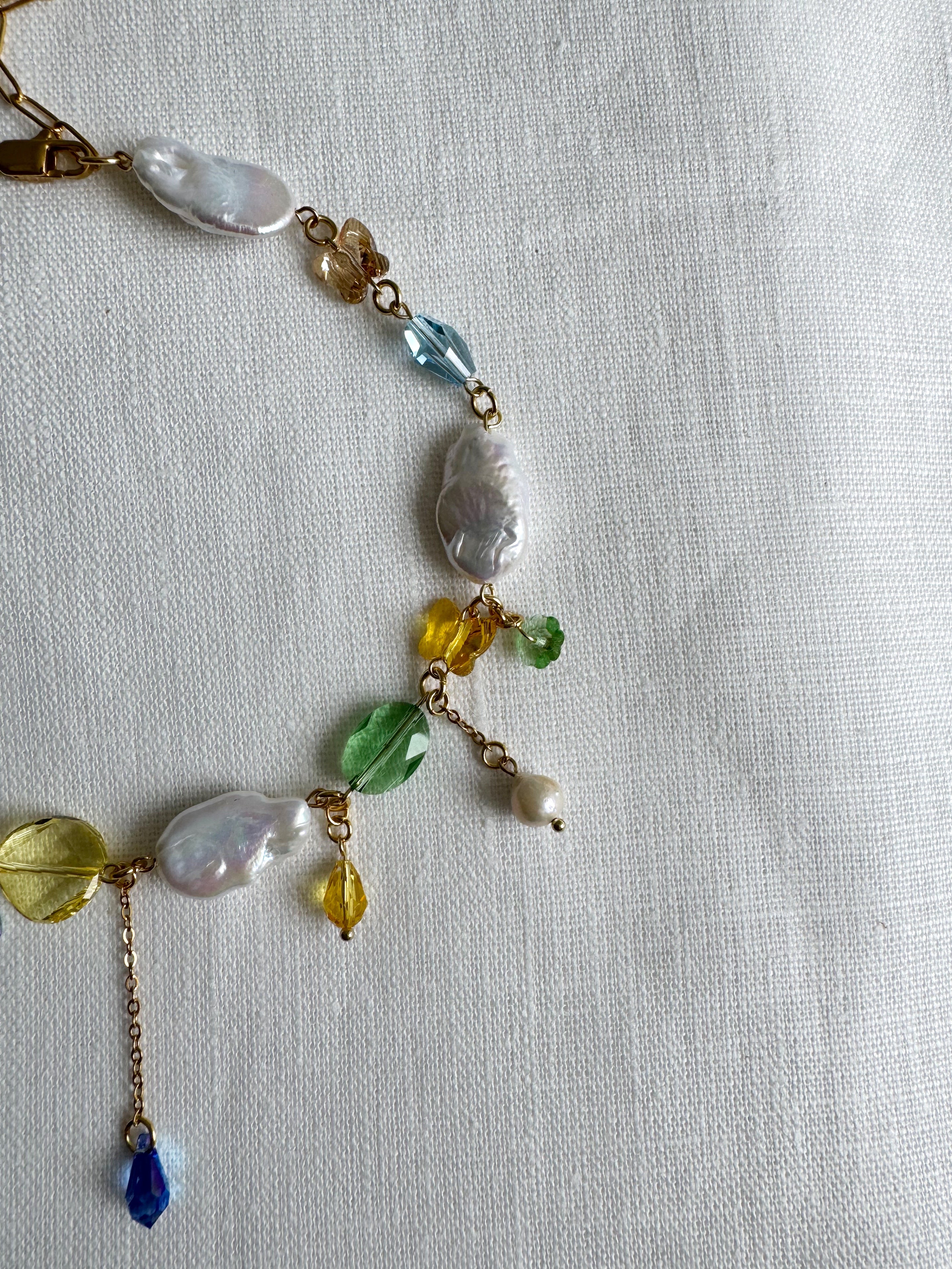 Collier de perles baroques et de cristaux multicolores