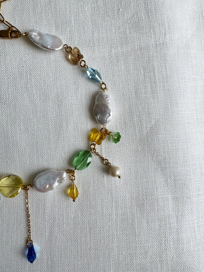 Halskette aus Barockperlen und mehrfarbigen Kristallen