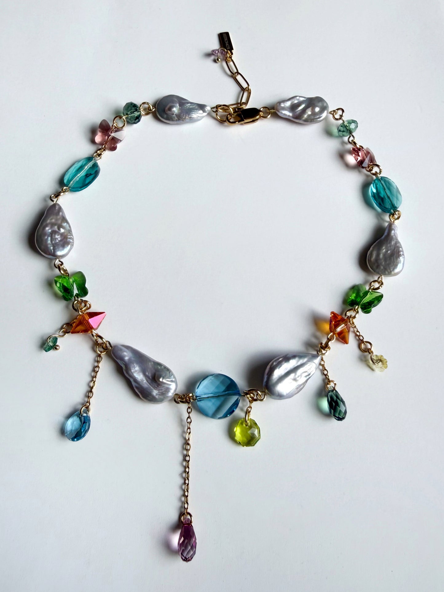 Collier de perles baroques grises et de cristaux multicolores