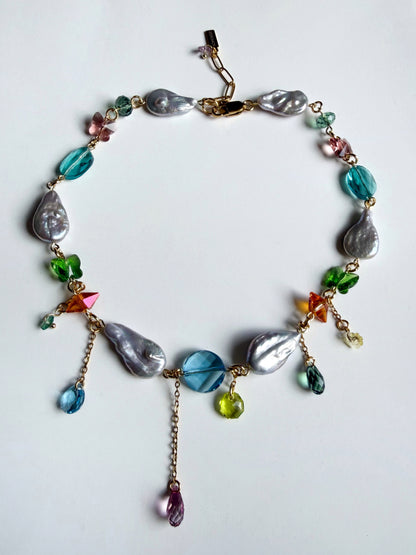 Collier de perles baroques grises et de cristaux multicolores