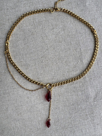 Collier chaîne gourmette dorée avec pendentif goutte rouge