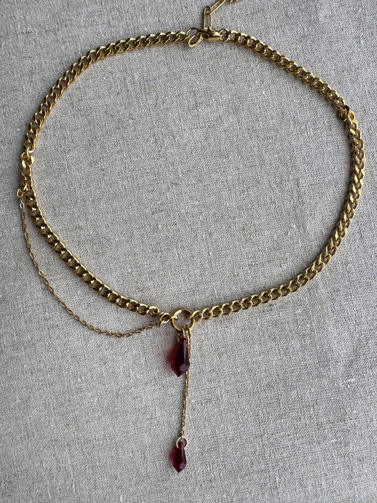 Collier chaîne gourmette dorée avec pendentif goutte rouge