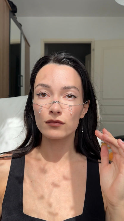 Silberne Gesichtskette mit Tropfenanhängern