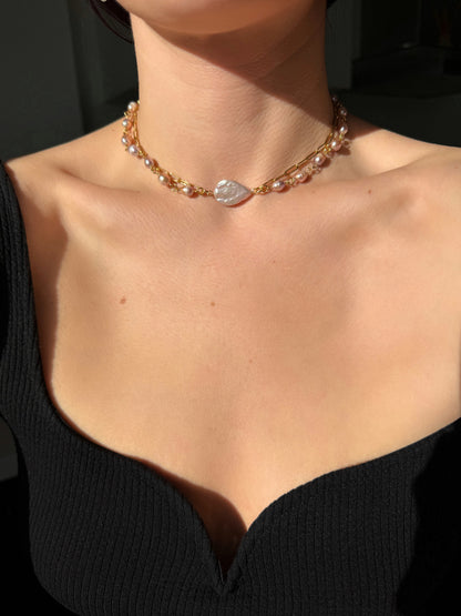 Collier superposé de perles d’eau douce roses et chaîne dorée