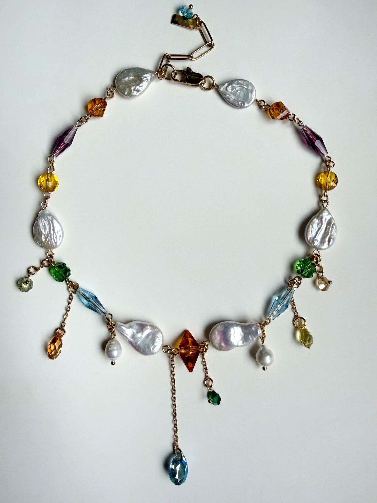 Collier de perles baroques et de cristaux multicolores