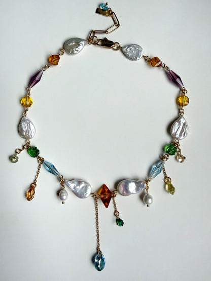 Collier de perles baroques et de cristaux multicolores
