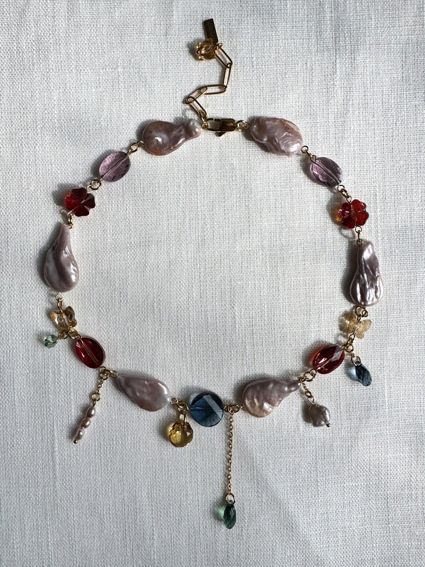 Halskette aus Barockperlen und mehrfarbigen Kristallen