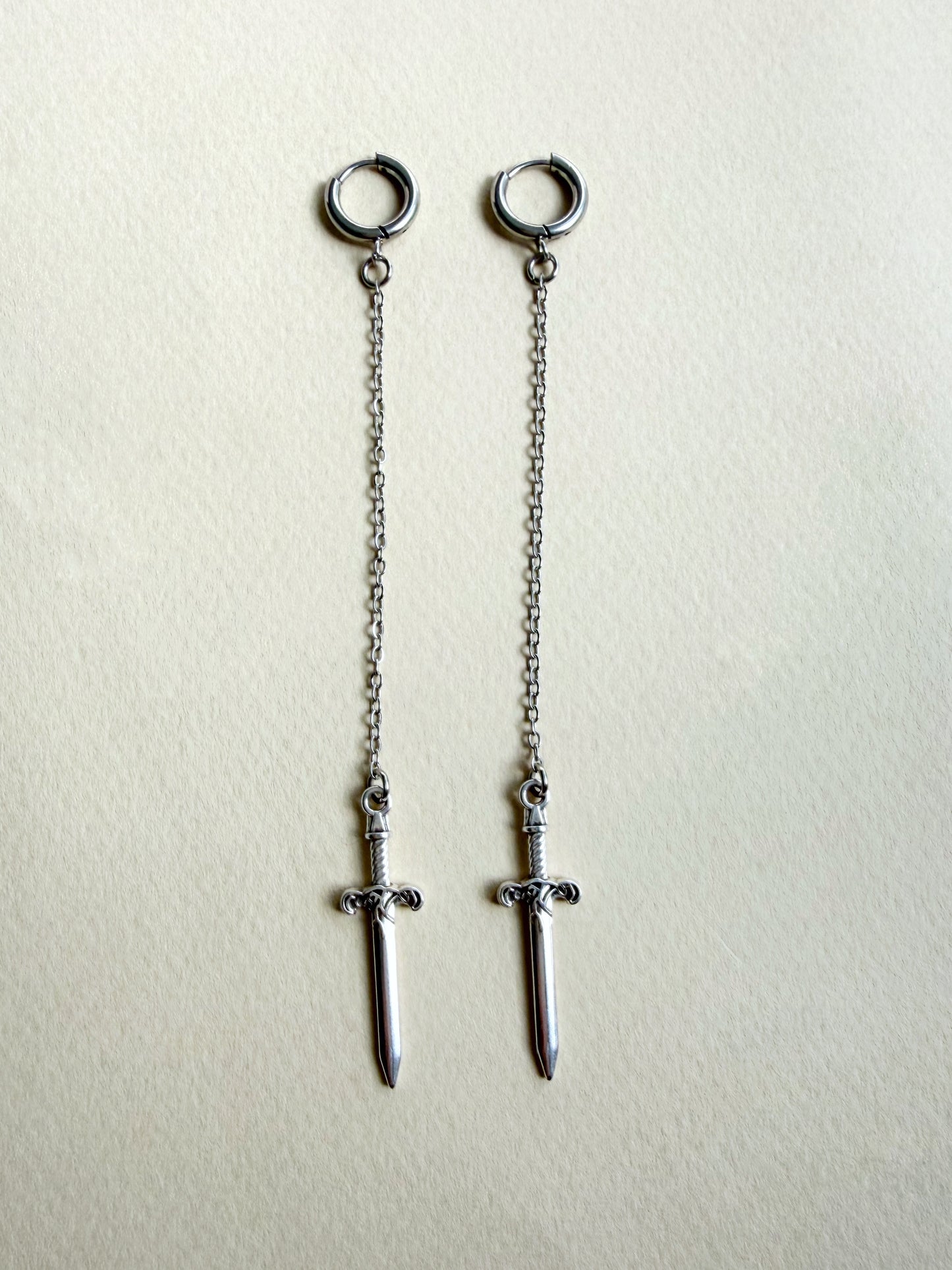 Boucles d’oreilles longues épée