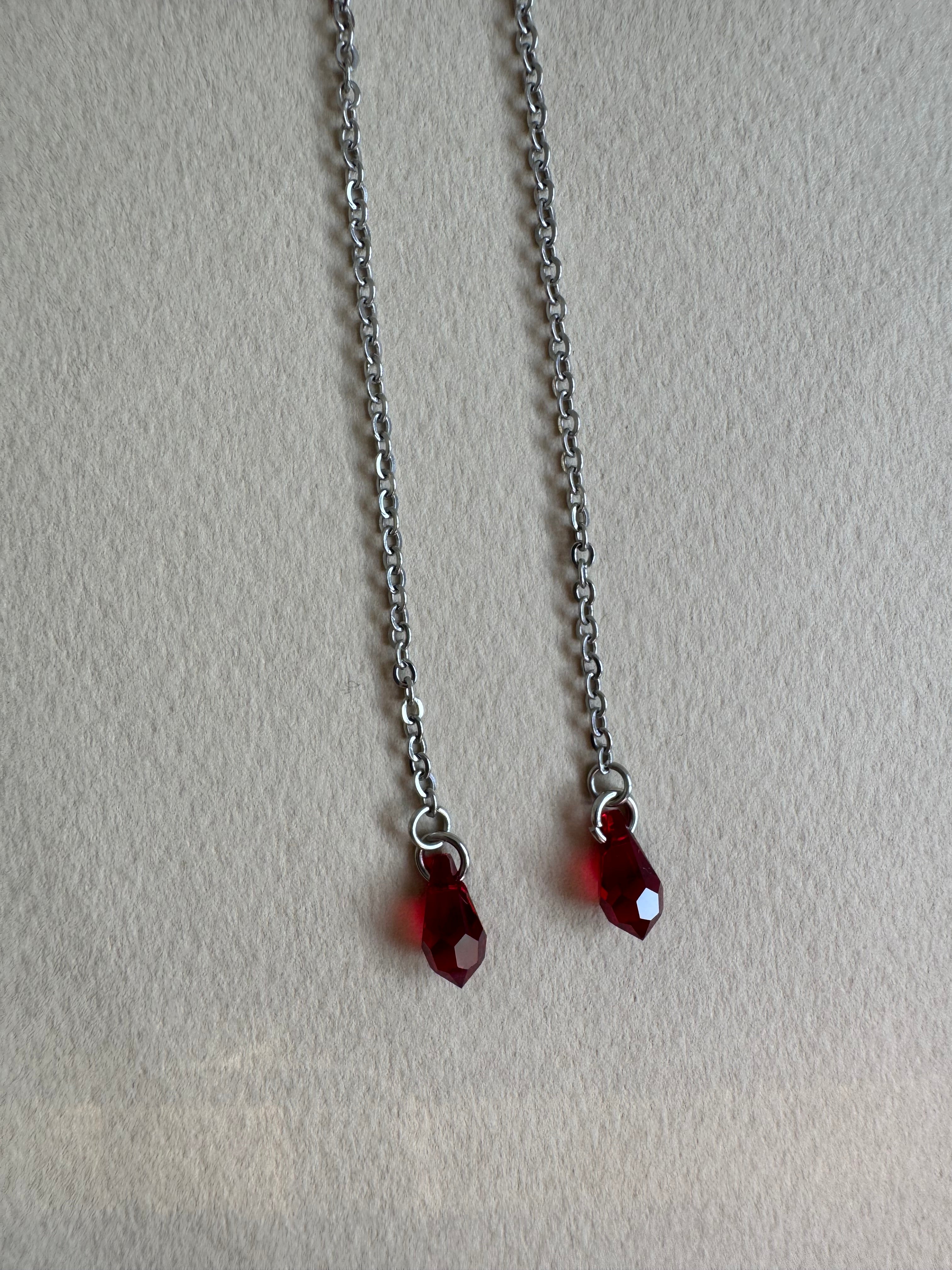 Boucles d’oreilles longues avec pendantes gouttes rouges