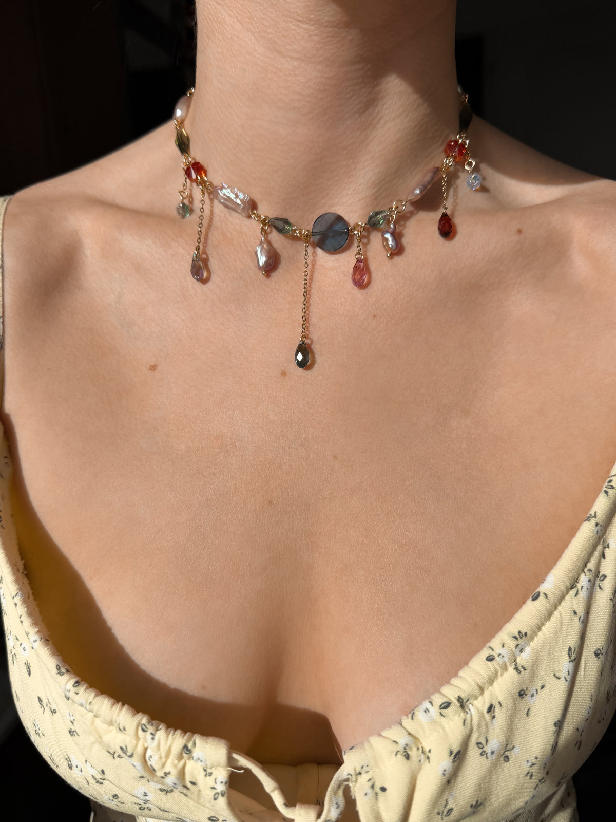 Collier de perles baroques roses et de cristaux multicolores
