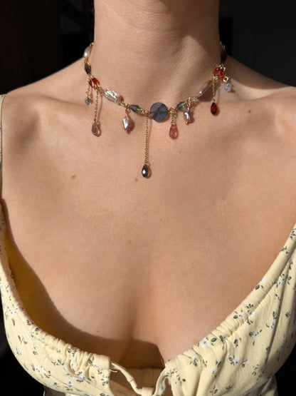 Collier de perles baroques roses et de cristaux multicolores