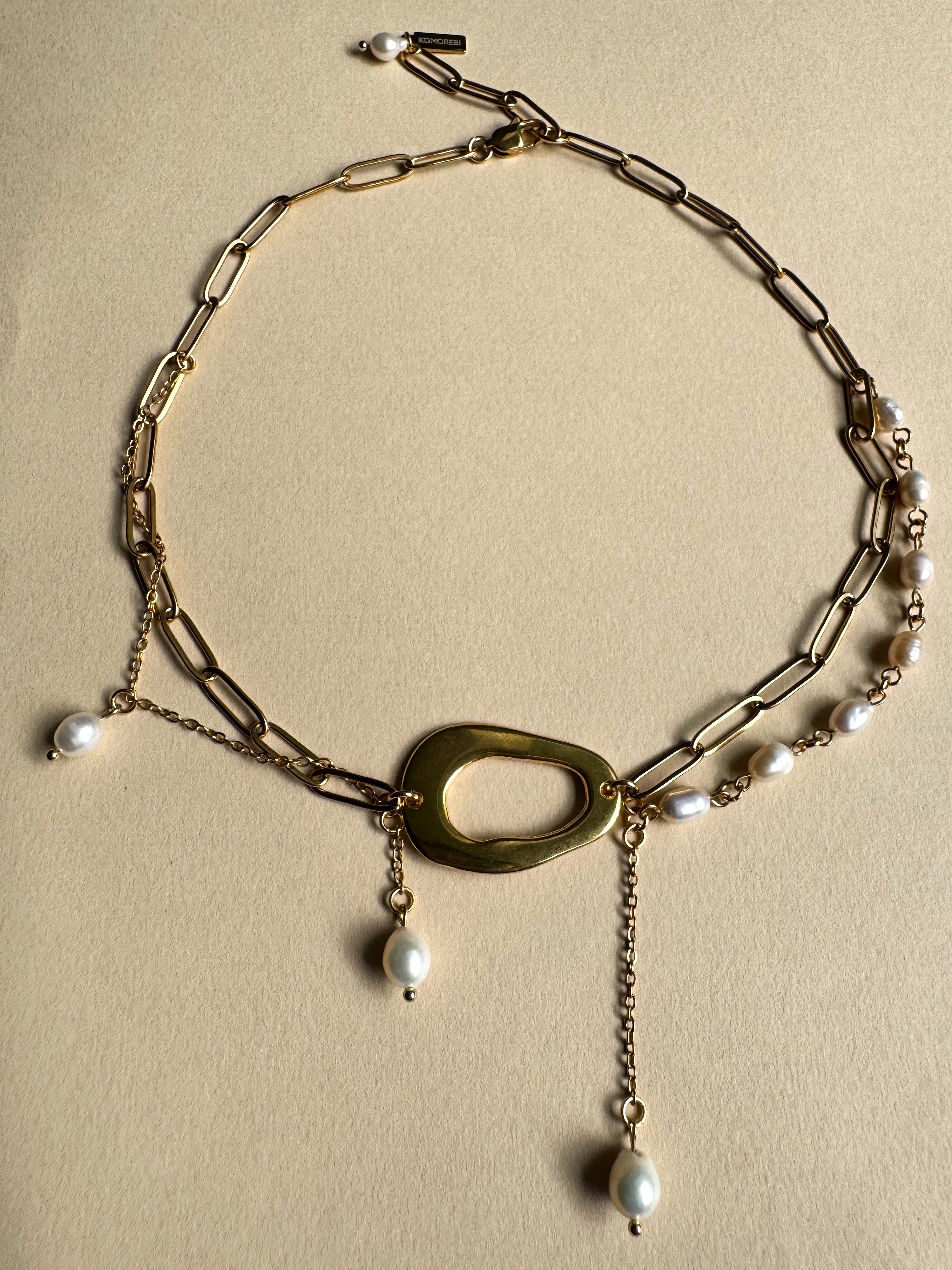 Collier superposé de perles d’eau douce et chaîne dorée