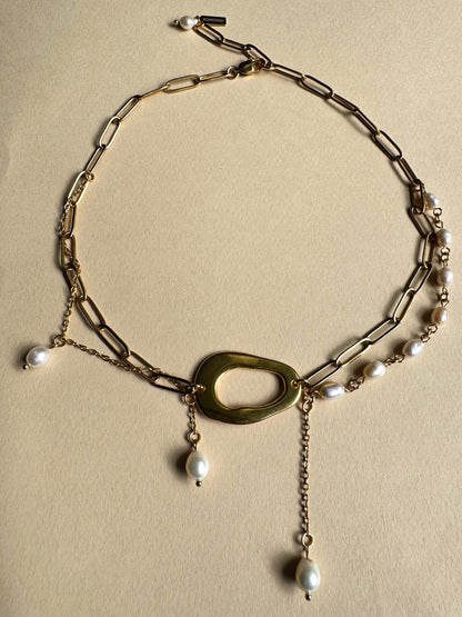 Mehrreihige Halskette mit Süßwasserperlen und Goldkette