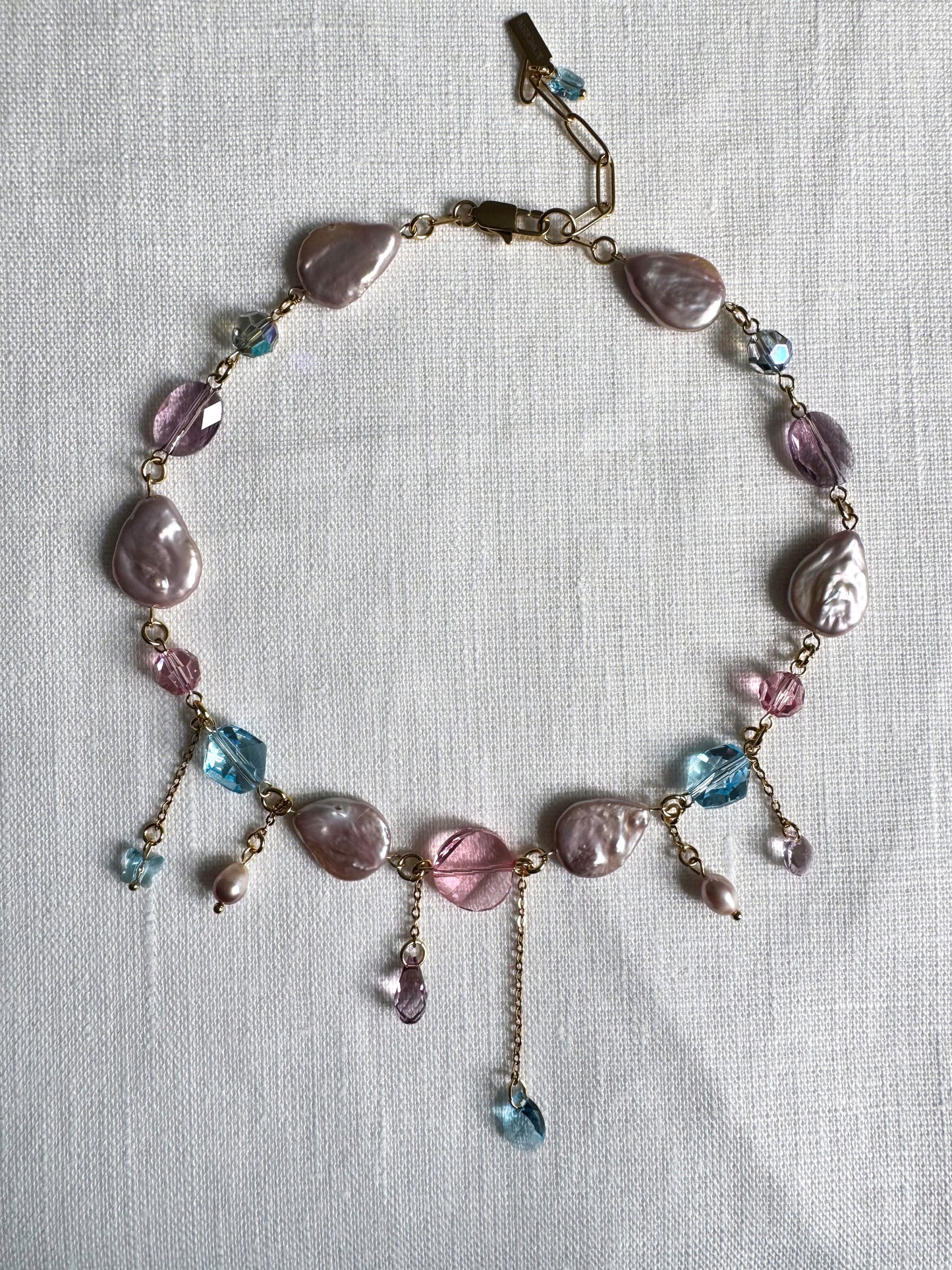 Halskette aus rosafarbenen Barockperlen und bunten Kristallen