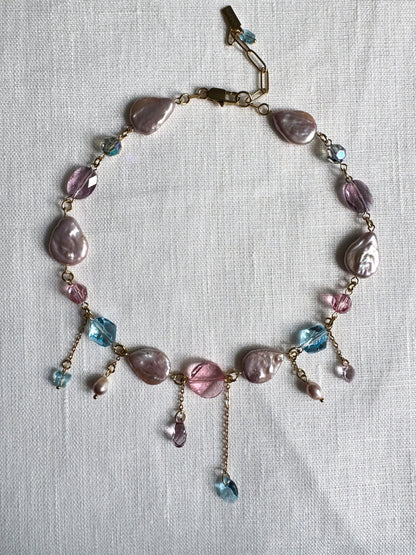 Halskette aus rosafarbenen Barockperlen und bunten Kristallen