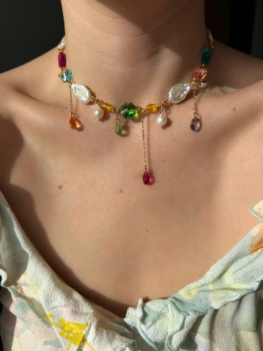 Collier de perles baroques et de cristaux multicolores