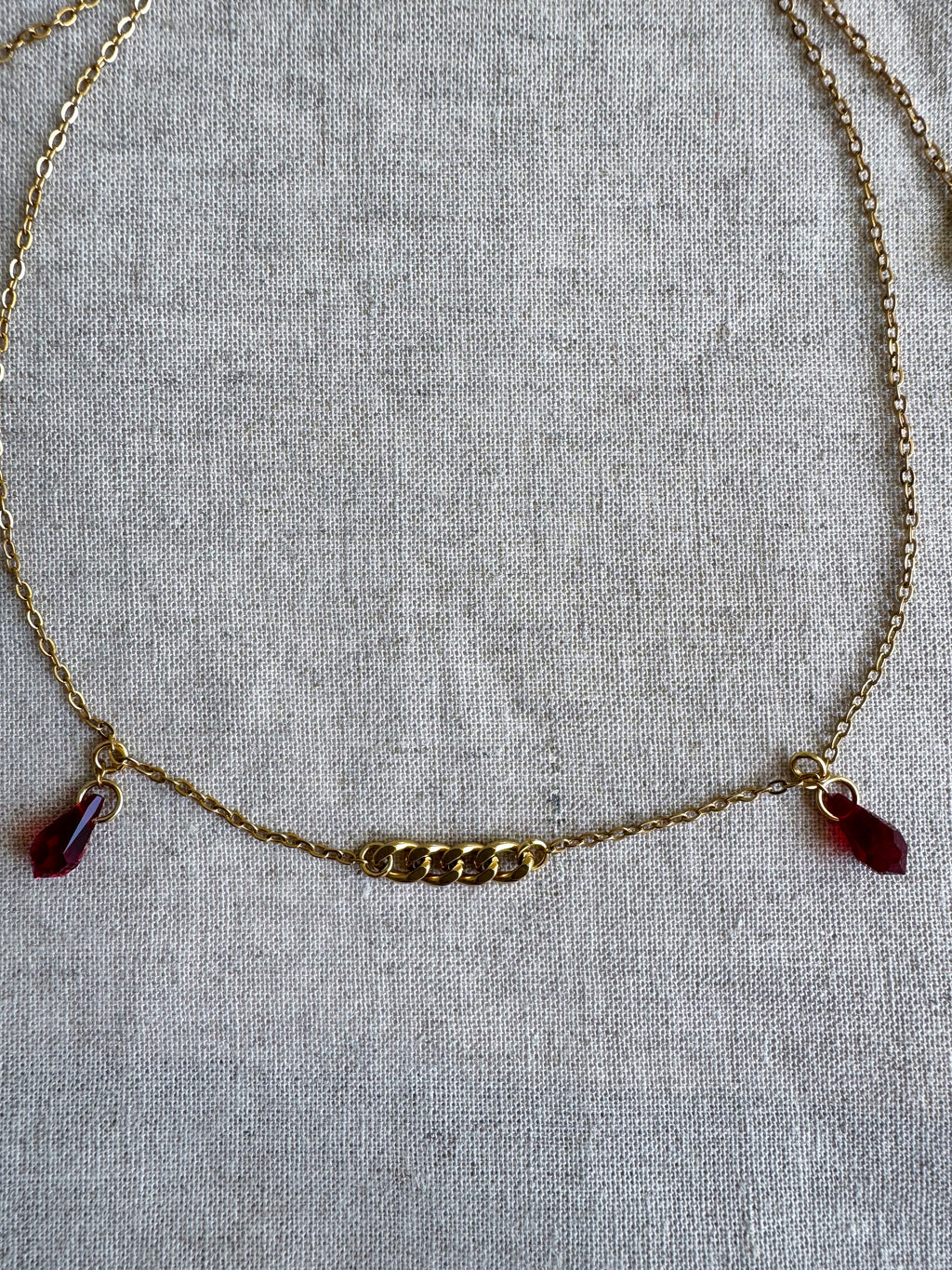 Chaîne de visage dorée avec pendentifs gouttes rouges