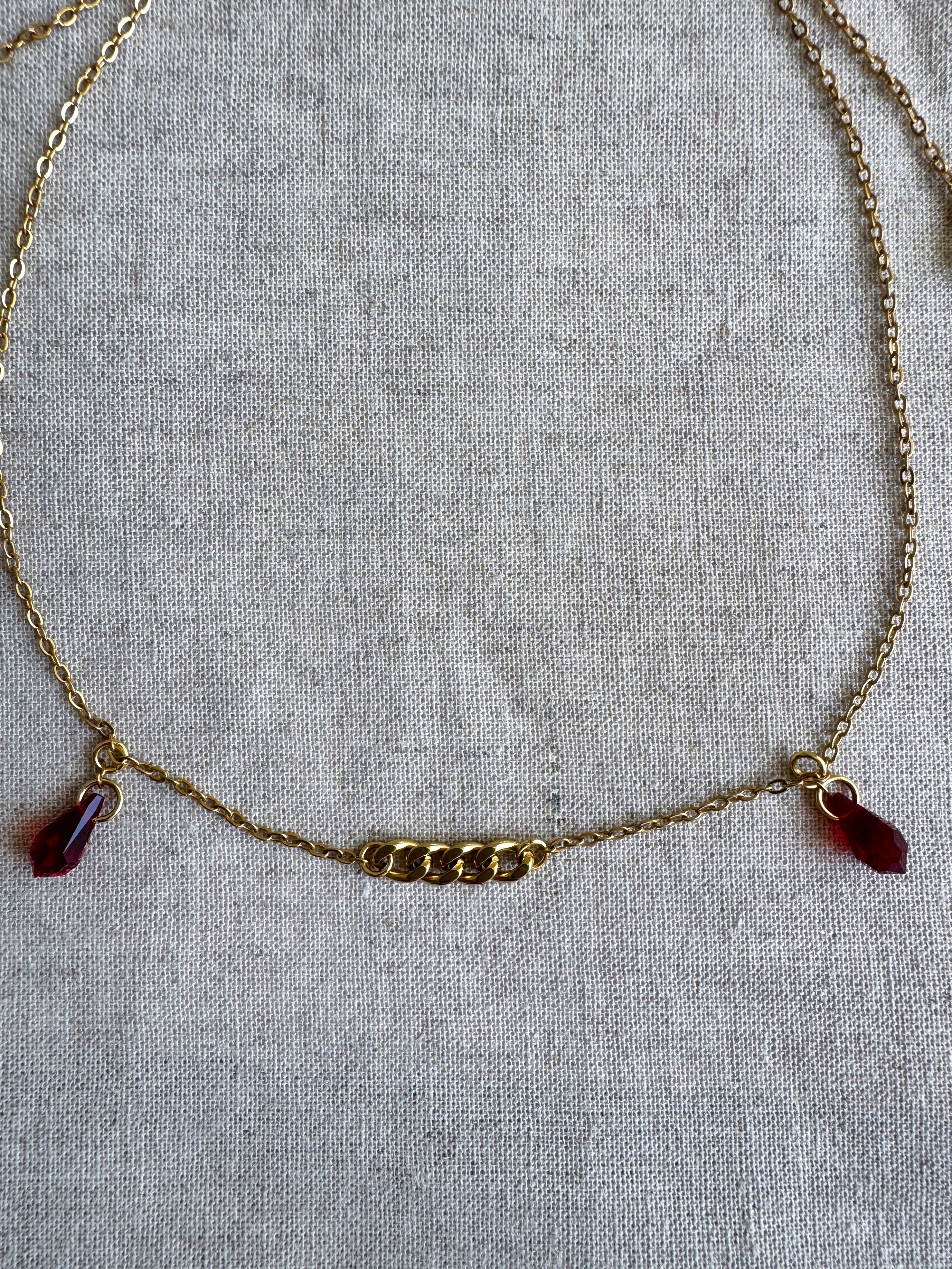 Chaîne de visage dorée avec pendentifs gouttes rouges