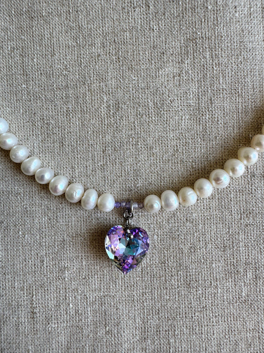 Collier de perles d’eau douce et pendentif cœur en cristal