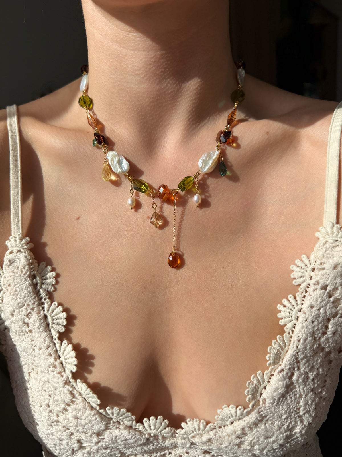 Collier de perles baroques et de cristaux multicolores